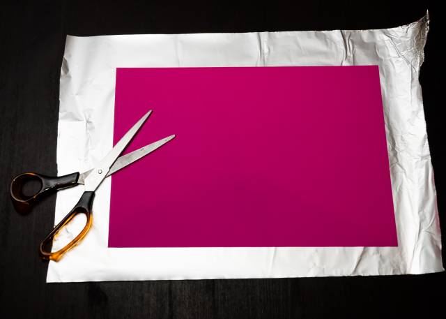 Cut the aluminum foil to cover the cardboard.
